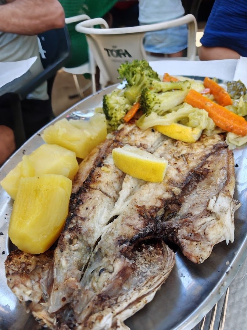 Dourada grelhada com legumes e limão