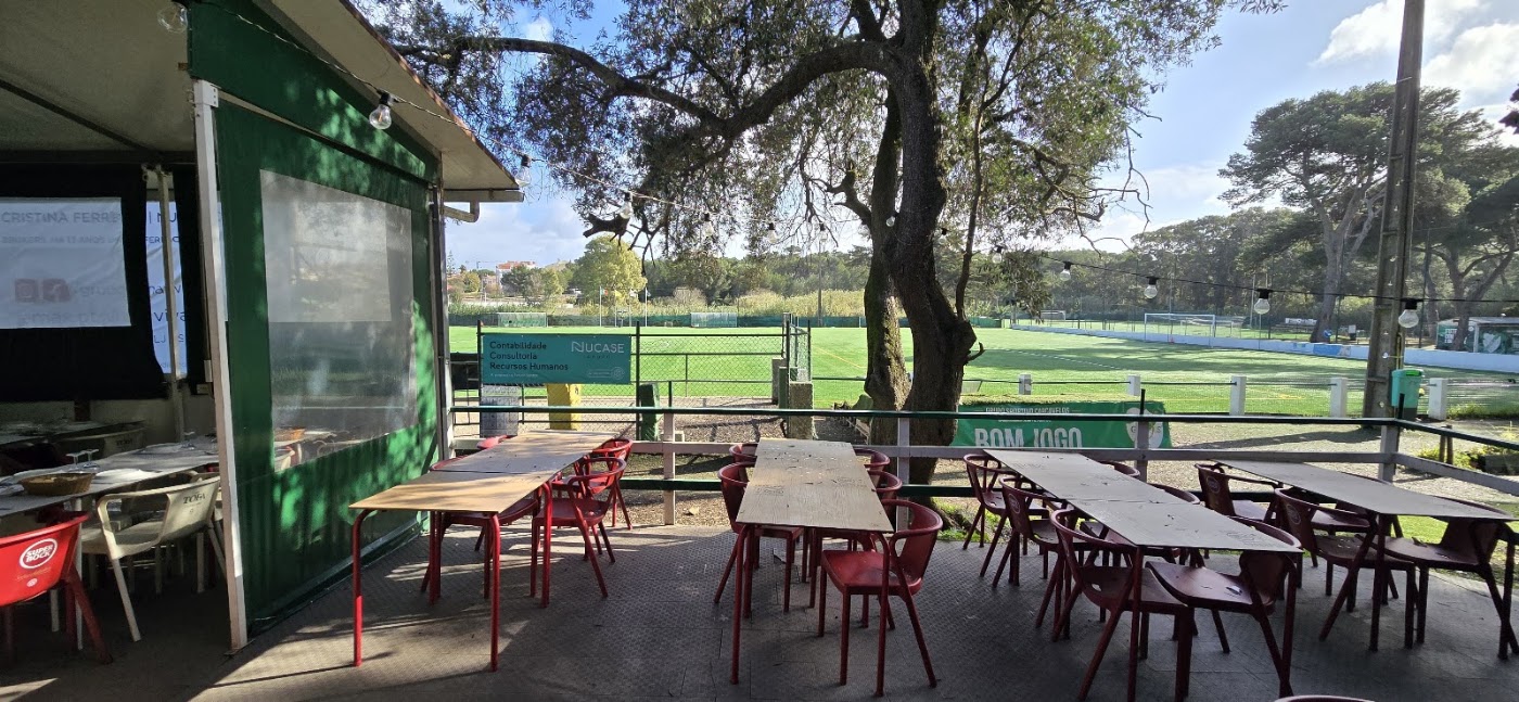 Esplanada da Cabana das Paixões sobre o relvado do campo de futebol